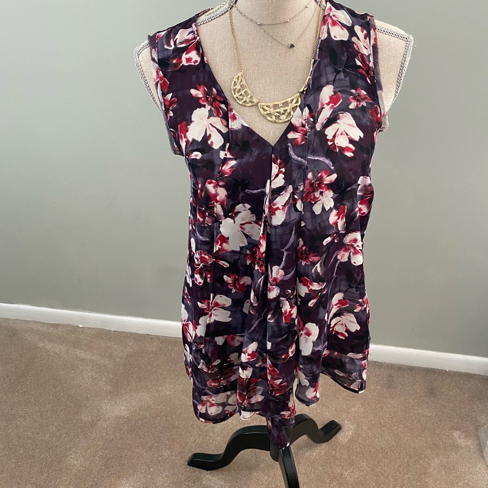 Vera Wang Sleeveless Floral V-Neck Tunic Top in Plum and White